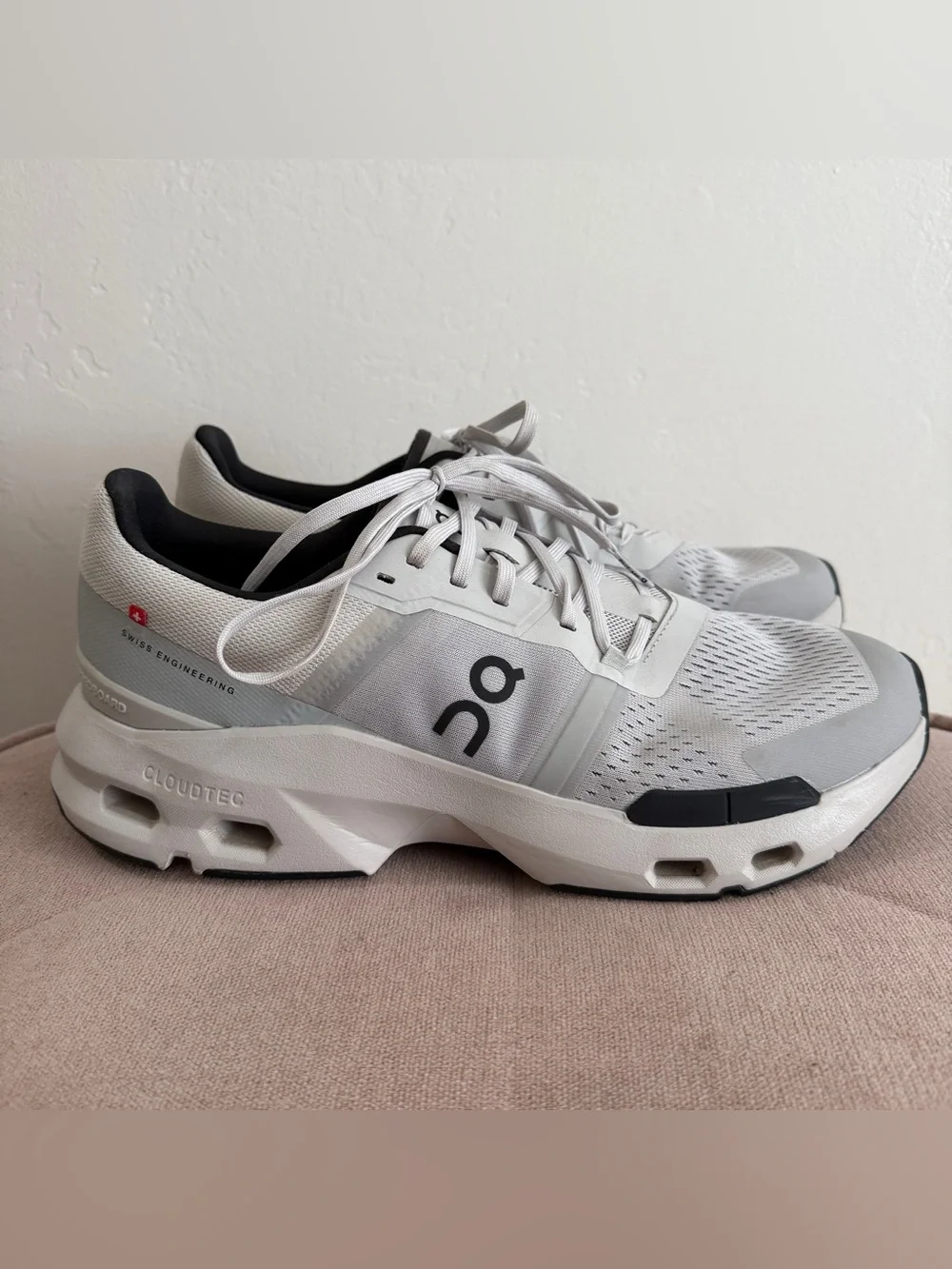 On Running Cloudpulse Shoes in Wolf / Black Size 11 Mens